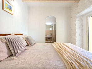 3 bedrooms, travel cot, free WiFi - Stunning private villa for 6 guests with WIFI, TV and terrace (Castelsardo)