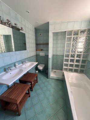 Douche, sèche-cheveux, serviettes fournies, savon