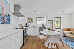 Fridge, microwave, oven, stovetop - Suite Magnolia-Hot Tub-Pet Friendly, Mins 2 DT (Charleston)