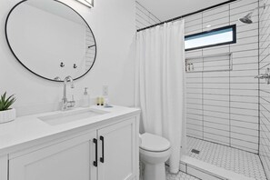 Shower, hair dryer - Suite Magnolia-Hot Tub-Pet Friendly, Mins 2 DT (Charleston)