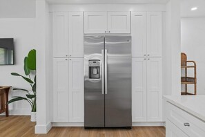 Interior - Suite Magnolia, Hot Tub & Pet Friendly, Mins 2 Dw (Charleston)