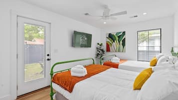 2 slaapkamers, een strijkplank/strijkijzer, internet, beddengoed