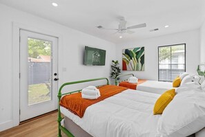 2 soverom, skrivebord, strykejern/-brett og reiseseng for barn