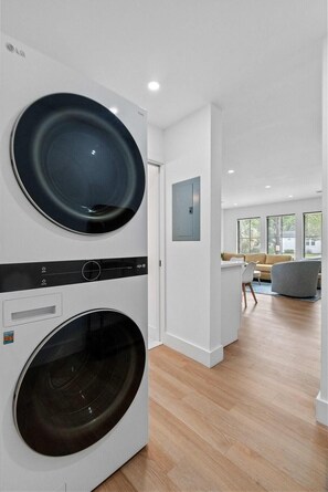 Interior - Suite Magnolia, Hot Tub & Pet Friendly, Mins 2 Dw (Charleston)