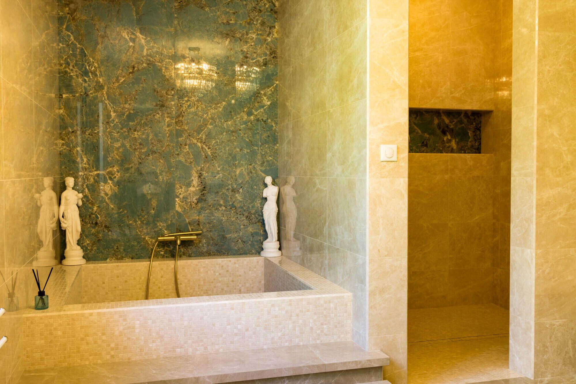 Suite estudio ejecutiva | Baño | Regadera, regadera tipo lluvia, amenidades de baño gratuitas 
