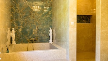 Suite estudio ejecutiva | Baño | Regadera, regadera tipo lluvia, amenidades de baño gratuitas