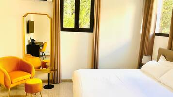 Doppia Classic | Biancheria da letto di alta qualità, materassi a doppio strato, minibar