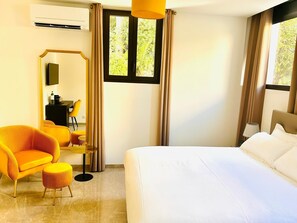 Habitación clásica doble | Ropa de cama de alta calidad, colchones con acolchado adicional, minibar