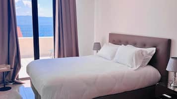 Chambre Double Deluxe, vue mer | Literie de qualité supérieure, surmatelas, minibar