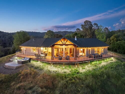 New! Yosemite Cloudline Ridge with HUGE views/spa/game room/more!