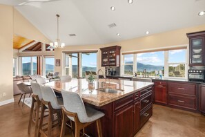 Fridge, microwave, oven, stovetop - New! Yosemite Cloudline Ridge with HUGE views/spa/game room/more! (Oakhurst)