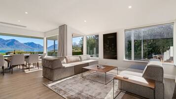 Smart TV, fireplace, stereo