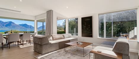 Smart TV, fireplace, stereo