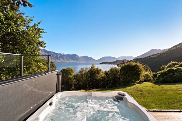 Outdoor spa tub - Baywaters Retreat by Sotheby's Luxury Rental Homes (Closeburn)