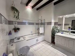 Doccia, asciugacapelli, bidet, asciugamani