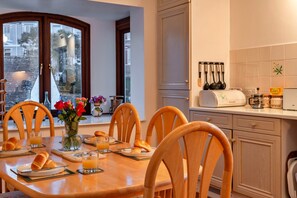 Apartment | Dining - Apartment in Falmouth Near Beaches & Harbour (Falmouth)