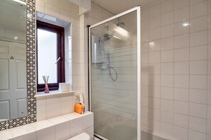 Apartment | Badezimmer | Haartrockner, Handtücher