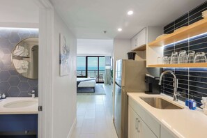 Een koelkast, een microgolfoven, een kookplaat