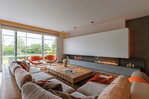 Smart TV, lareira, videogames, DVD player