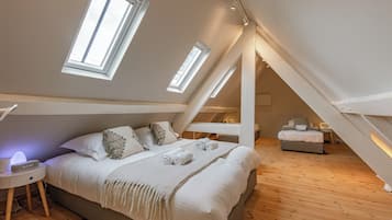 7 slaapkamers, een bureau, een strijkplank/strijkijzer, reisbedje