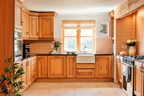 Cottage | Private kitchen - Spacious Cottage in Rhydyfelin, No Deposit (Aberystwyth)