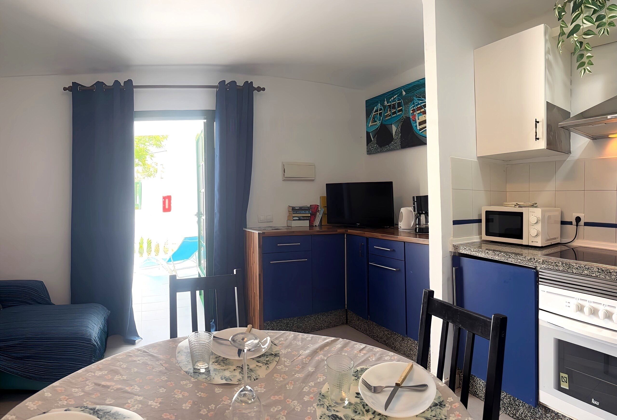 Huoneisto, 2 makuuhuonetta, terassi, näköala uima-altaalle | Ruokasali