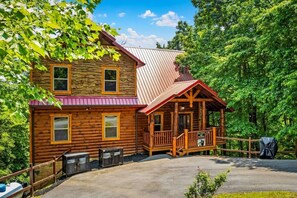 Exterior - Indoor Pool-Fireplace- Hot Tub-Arcade-Gatlinburg (Gatlinburg)