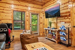 Smart TV, fireplace, DVD player - Indoor Pool-Fireplace- Hot Tub-Arcade-Gatlinburg (Gatlinburg)