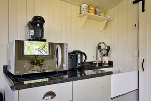 Cottage | Private kitchen - Luxurious Camping Cottage in Nordley, No Deposit (Bridgnorth)
