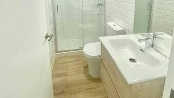 Secadora de cabello, toallas, jabón, papel de baño