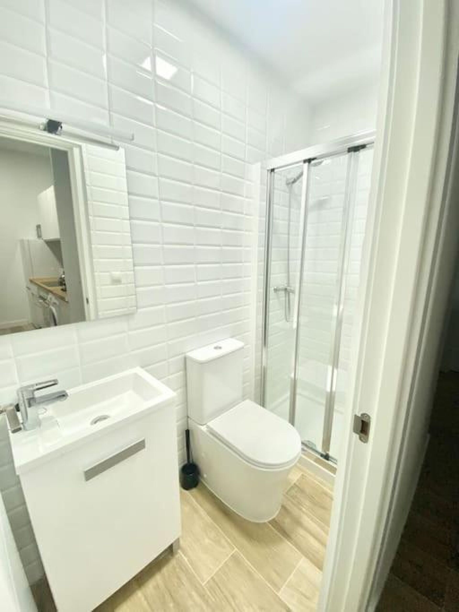 Een haardroger, handdoeken, zeep, toiletpapier