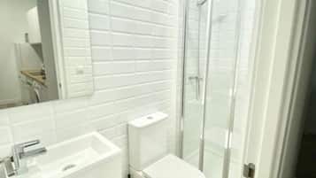 Een haardroger, handdoeken, zeep, toiletpapier