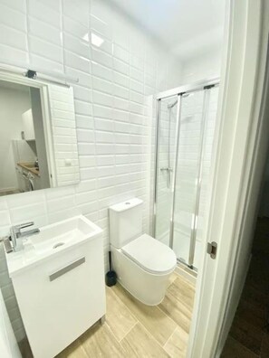 Een haardroger, handdoeken, zeep, toiletpapier