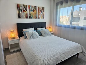 3 habitaciones, tabla de planchar con plancha, wifi y ropa de cama 