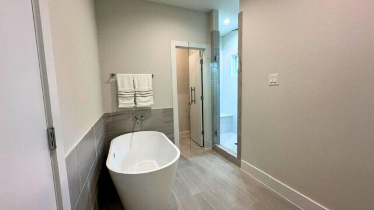 Photo 8 of Bright & Modern Houston Getaway | Gated Community Close to Everything