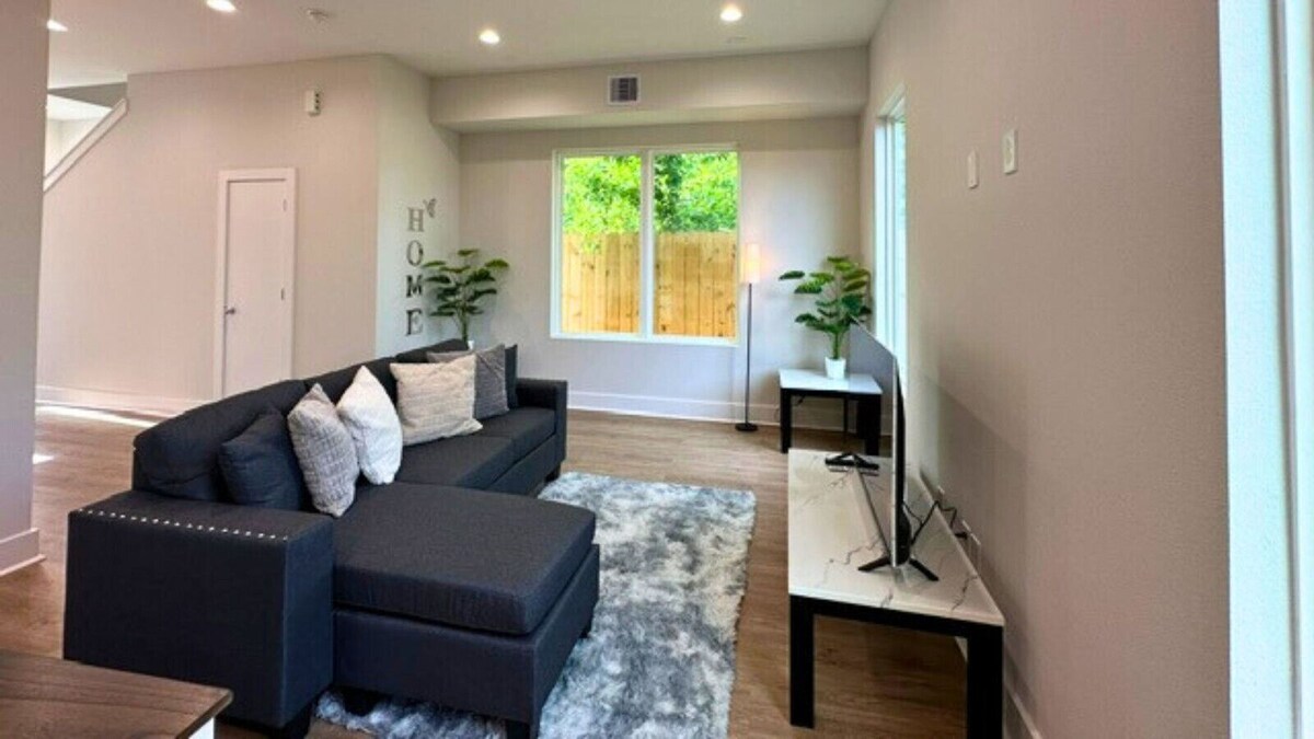 Bright & Modern Houston Getaway | Gated Community Close to Everything