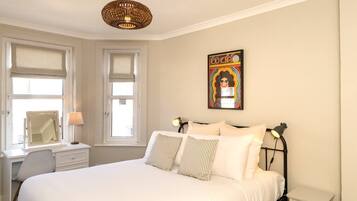 2 soverom, skrivebord, strykejern/-brett og reiseseng for barn