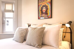 2 habitaciones, escritorio y tabla de planchar con plancha