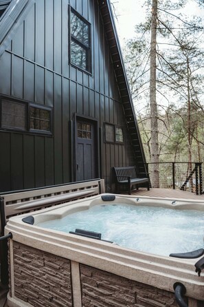 Bañera de hidromasaje al aire libre