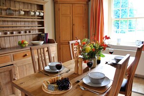 Cottage | Dining