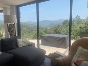 TV connectée, cheminée, chaîne hi-fi