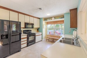 Horno, parrilla de estufa, cafetera y tetera y utensilios de cocina 