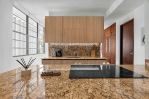 Refrigerador, microondas, horno y cafetera y tetera 