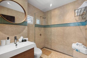 Dusche, Haartrockner, Handtücher, Shampoo