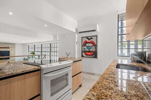 Refrigerador, microondas, horno, cafetera/tetera