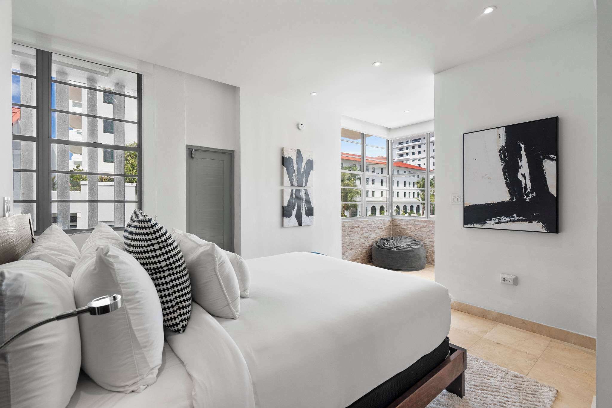 1 soverom, skrivebord, strykejern/-brett og reiseseng for barn