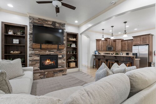 Desert Oasis - Balcony, Fireplace, Jacuzzi