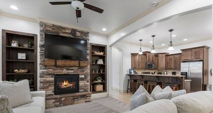 Desert Oasis - Balcony, Fireplace, Jacuzzi