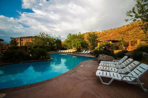 Top-Floor Desert Oasis - Balcony, Fireplace, Jacuzzi