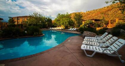 Top-Floor Desert Oasis - Balcony, Fireplace, Jacuzzi